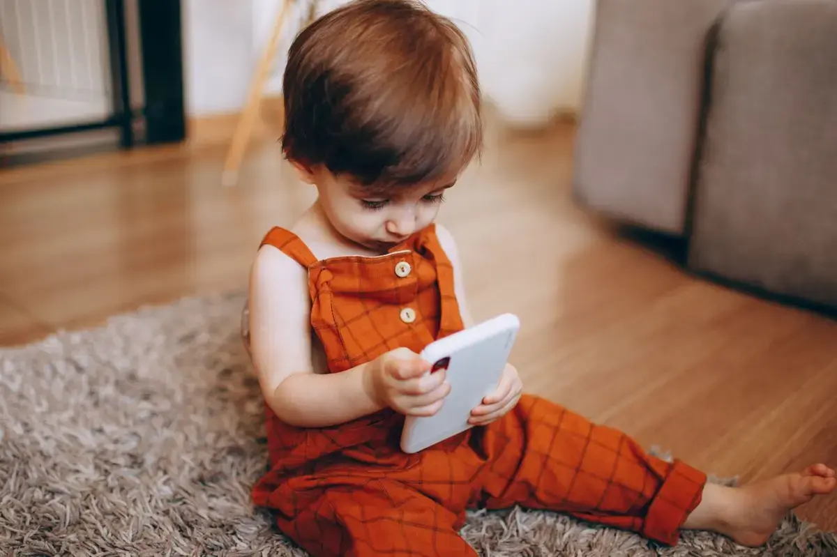 Limit Screen Time for Under-Twos, Experts Warn