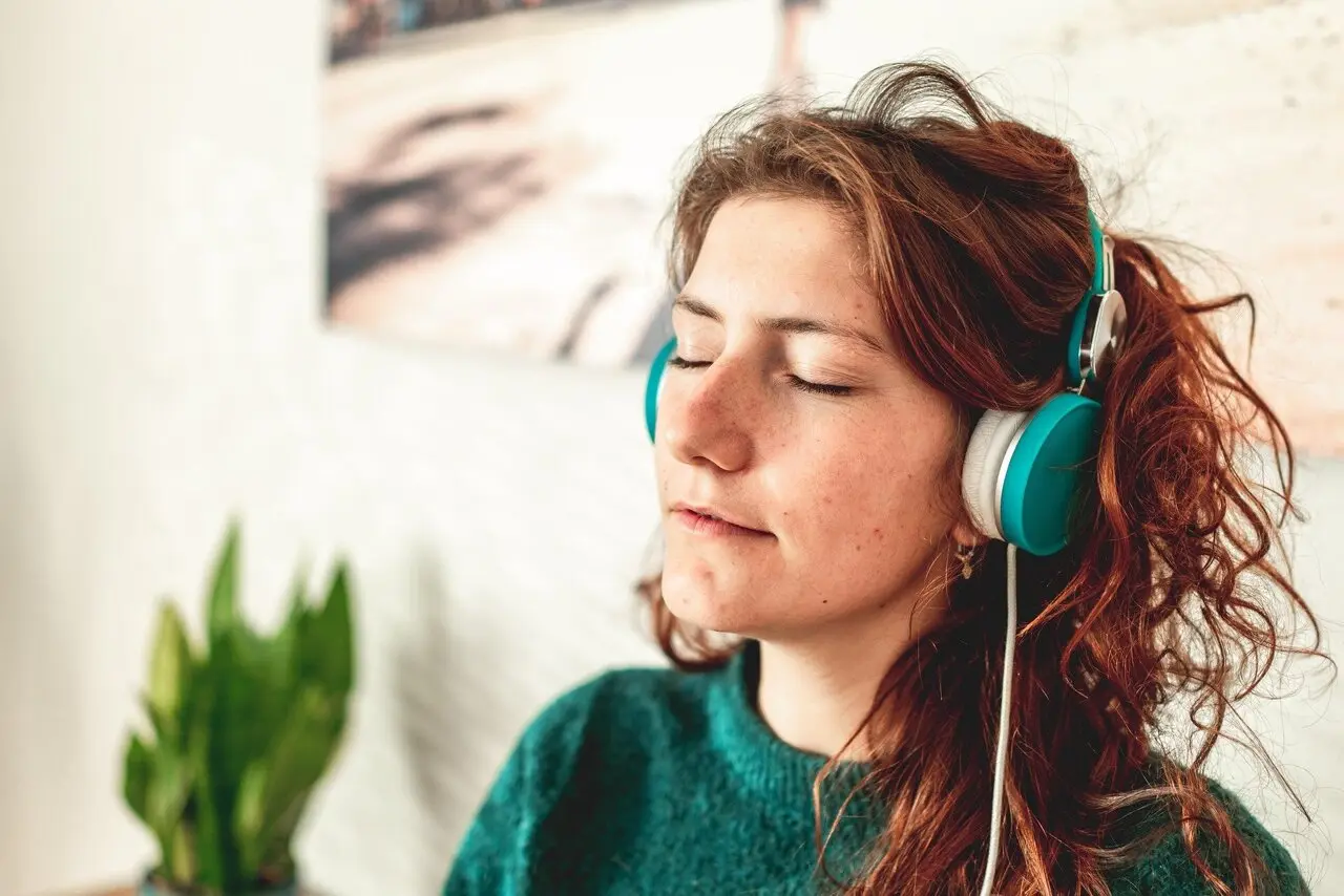 Music with beats cuts stress hormone more than pink noise